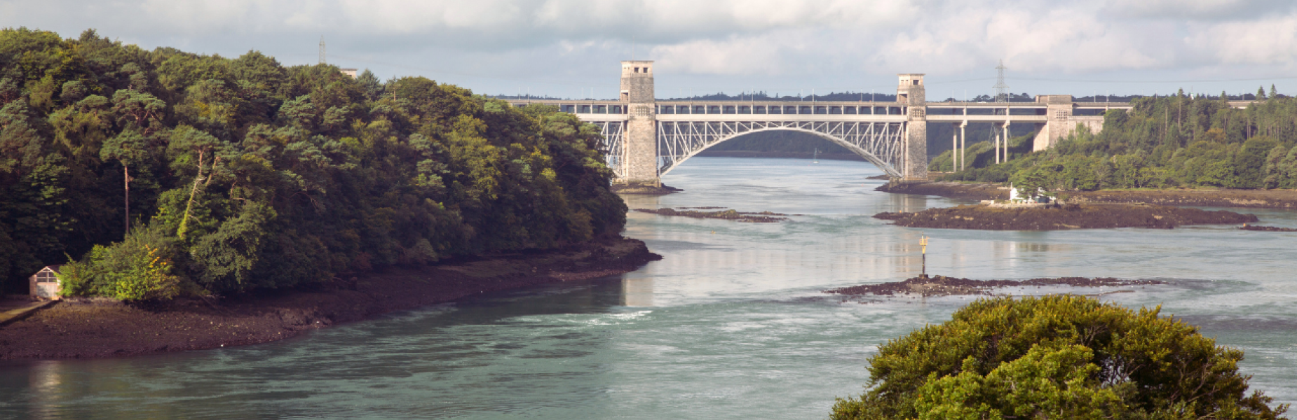 Llun o Afon Menai a Phont Britannia