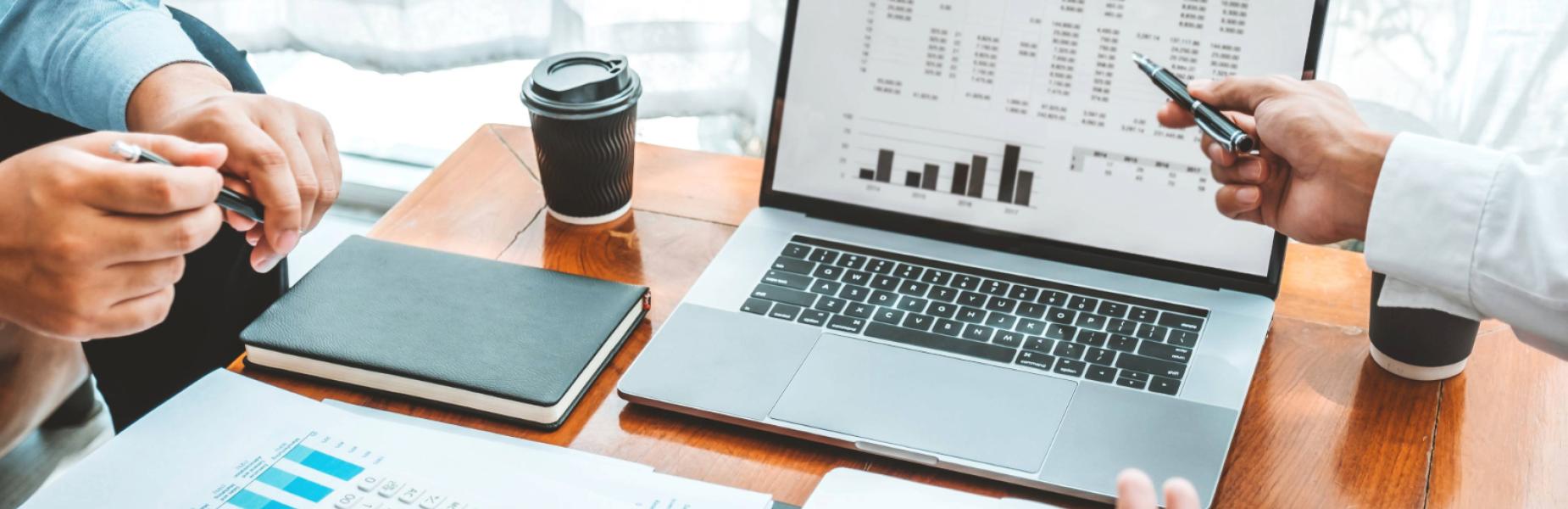 Gliniadur, cyfrifiannell a phapurau ar bwrdd