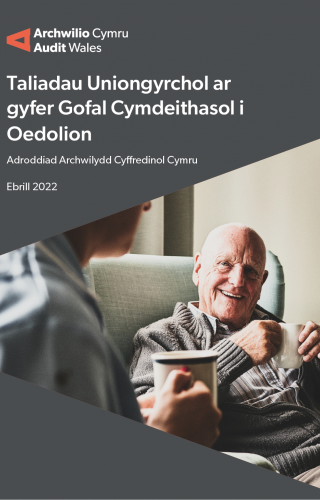 Clawr adrodd yn dangos dyn yn gwenu gyda mwg o de