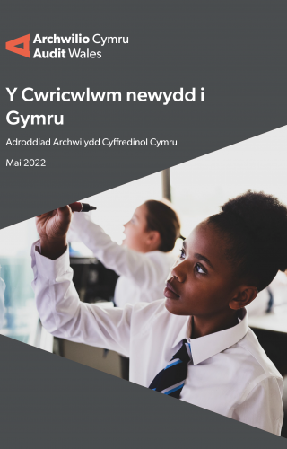 Plant ysgol mewn ystafell ddosbarth.