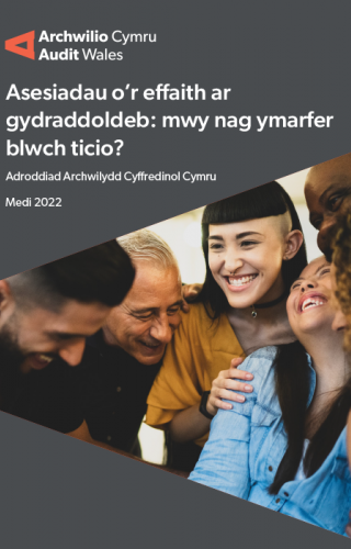 pobl yn cymdeithasu ac yn chwerthin